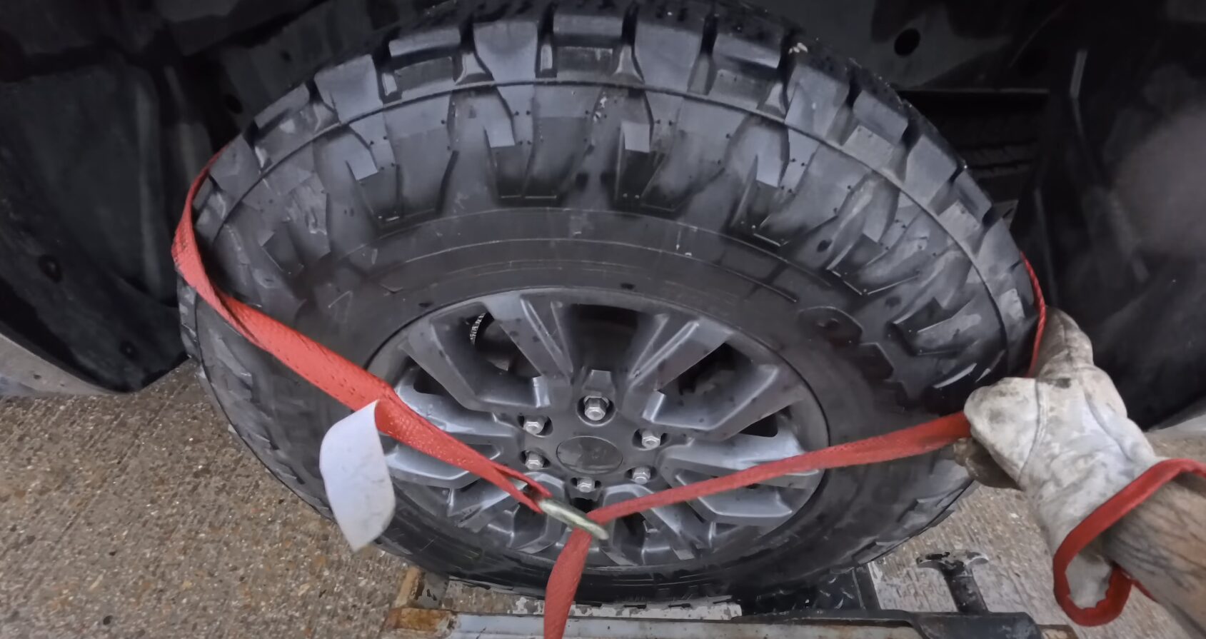 Expert tire repair and roadside assistance in Elmhurst IL Professional tire change and roadside assistance service