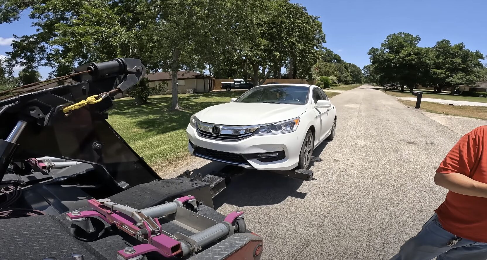 Emergency towing service in Elmhurst IL - Professional roadside assistance Professional tow truck providing roadside assistance to stranded vehicle